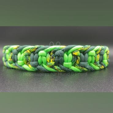 Halsumfang: 39cm  +/-1 Material: Paracord Typ 3 Breite ca.: 2,5 cm Verschluss: Metall-Klickverschluss / Schnalle Beschläge: ZDG  Farben: Dark Green / Neon Green / Gecko Accessoires: 1x Pfote / 2 Perlen silber